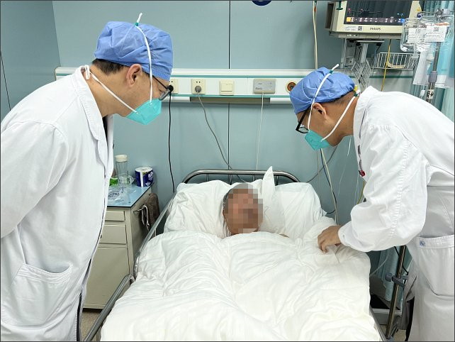 5急诊科主任医师王军宇和CCU医生一起看病人.jpg