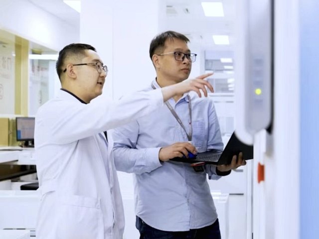 06 药事部王应楷与工程师调试药房自动化设备.jpg 06 药事部王应楷与工程师调试药房自动化设备.jpg