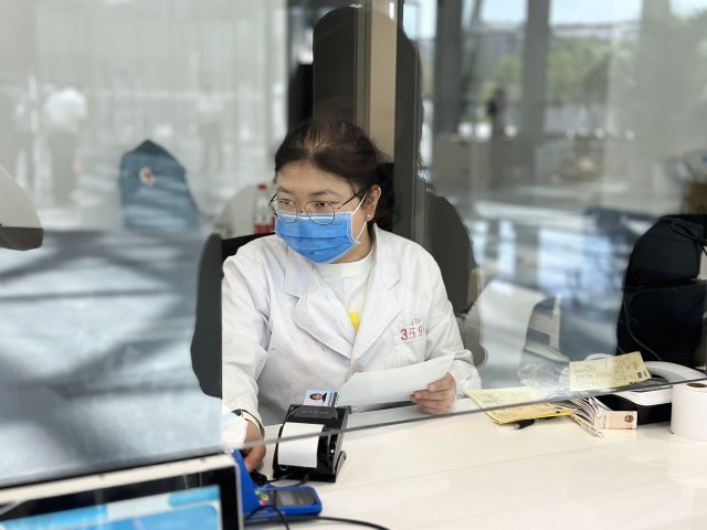 11 收费处温馨在新院区门诊第二次压力测试收费窗口.jpg 11 收费处温馨在新院区门诊第二次压力测试收费窗口.jpg