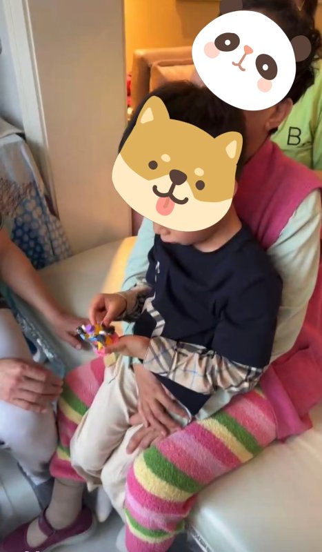 4患者张姨在家人的陪伴下享受天伦之乐.jpg