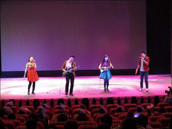 1月22日下午,我院2014年迎新春文艺演出在朝阳剧场举行,东西两院约