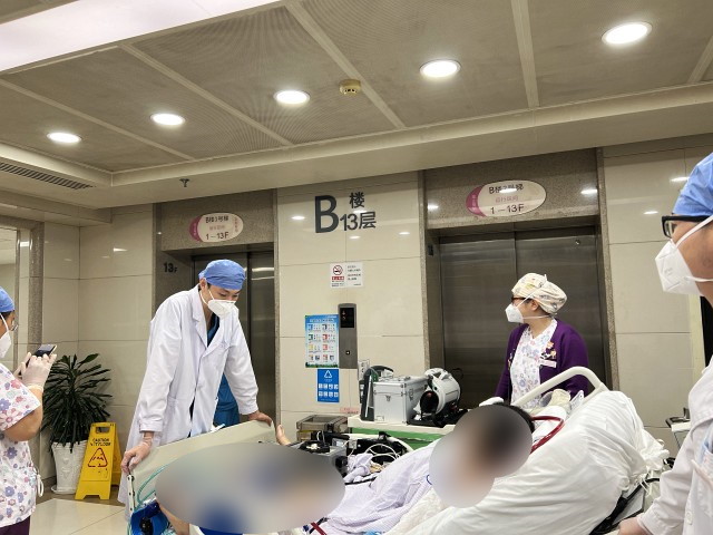 21向手术室转运.jpg