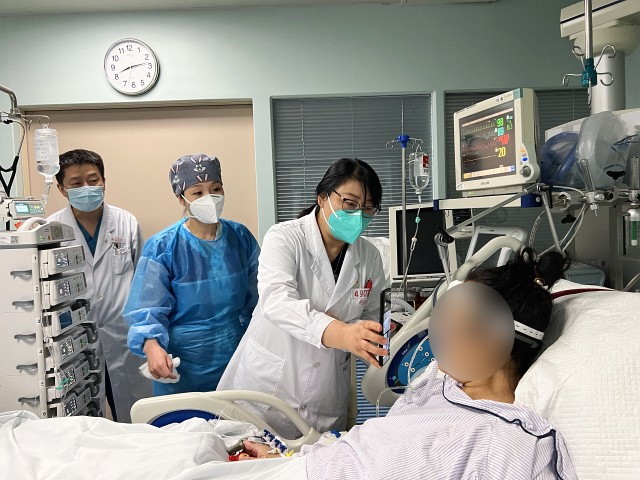 66刘院长到病房看望孕产妇2.jpg