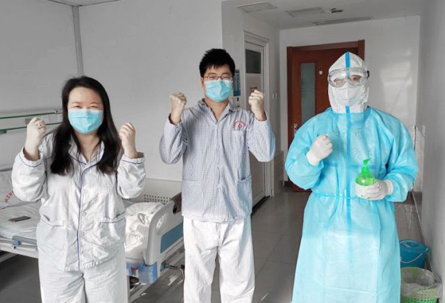 04徐爱民与充满信心的患者.jpg 04徐爱民与充满信心的患者.jpg