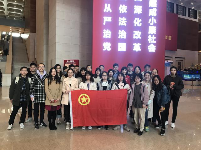 s_参观改革开放40周年纪念展览.jpg