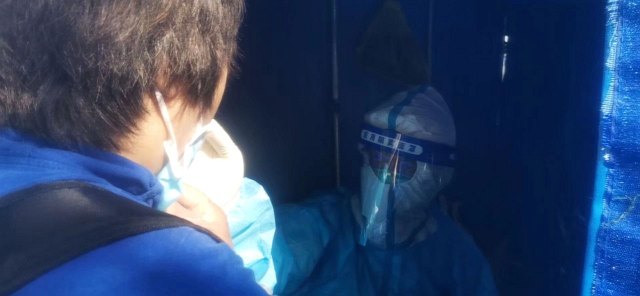 门诊办公室主任吴雨龙采样中.jpg 门诊办公室主任吴雨龙采样中.jpg