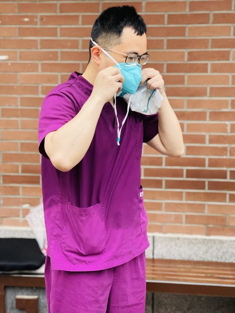 李杰医生封控区爬楼采样后.jpg 李杰医生封控区爬楼采样后.jpg