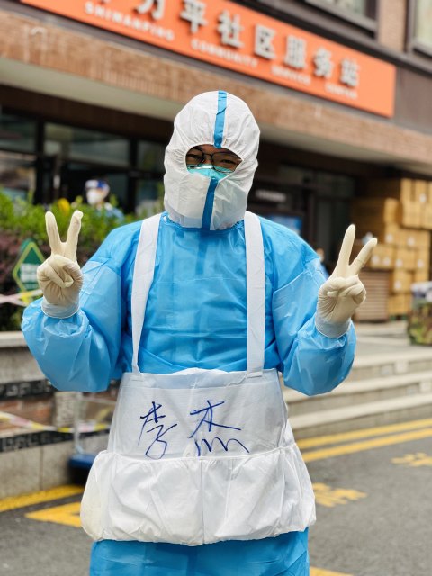 李杰医生封控区爬楼采样前.jpg 李杰医生封控区爬楼采样前.jpg
