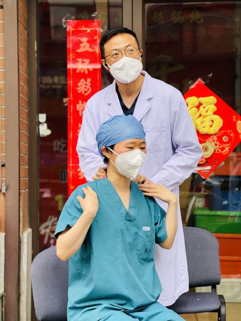朱文艺医生封控区采样之余义诊.jpg 朱文艺医生封控区采样之余义诊.jpg