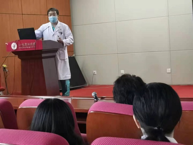 藏磊主任与大家交谈西院骨科的发展.jpg