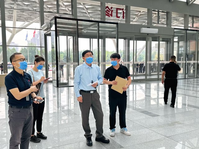 02 门诊办公室赵路在新院区门诊第一次压力测试现场为院长讲解.jpg 02 门诊办公室赵路在新院区门诊第一次压力测试现场为院长讲解.jpg