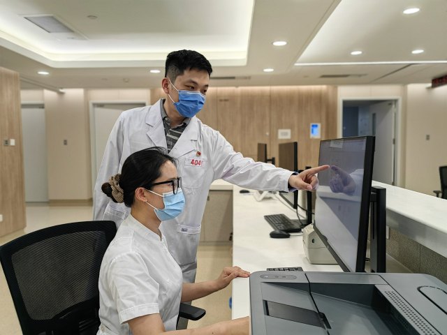04 护理部丁舒在新院区病房调试护理系统.jpg 04 护理部丁舒在新院区病房调试护理系统.jpg