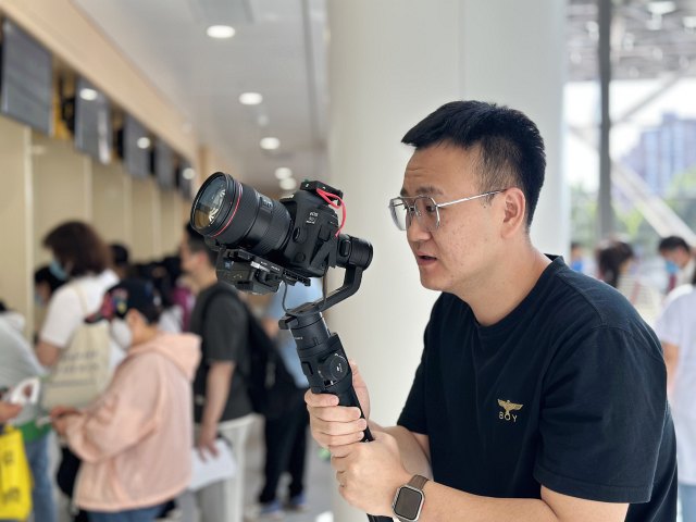 07 宣传中心朱瑞拍摄新院区就诊流程视频.jpg 07 宣传中心朱瑞拍摄新院区就诊流程视频.jpg