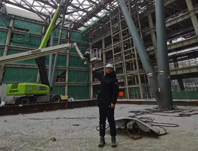 08 东院建设管理办公室郭康康在新院区施工现场.jpg 08 东院建设管理办公室郭康康在新院区施工现场.jpg