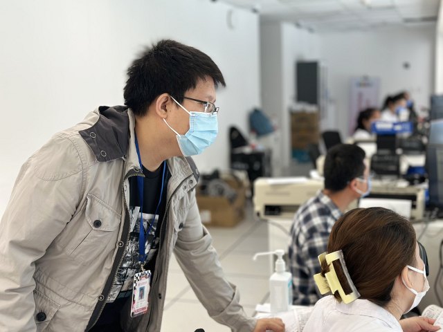 10 信息中心侯越调试新院区设备.jpg 10 信息中心侯越调试新院区设备.jpg